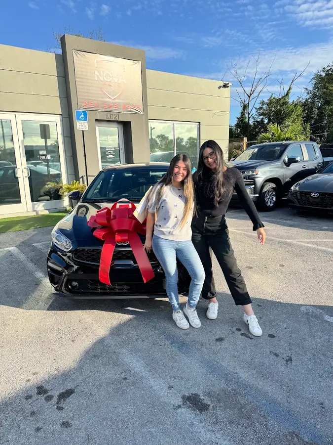 Clientas felices recibiendo su vehículo en Nova Auto